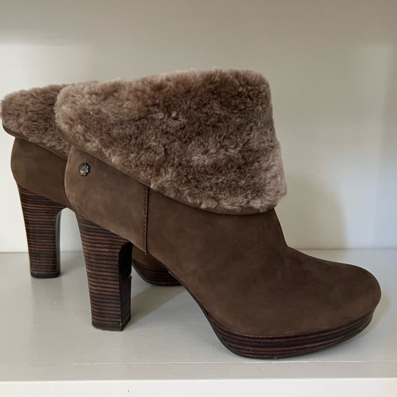 UGG Shoes - UGG Ankle Boots Women's Dandylion Suede w Sheepskin Lining 4" Heels size 7.5